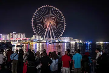 Pengunjung menyaksikan roda ferris Ain Dubai di Pulau Bluewaters berdekatan Dubai Marina di Dubai pada 13 Disember 2024.