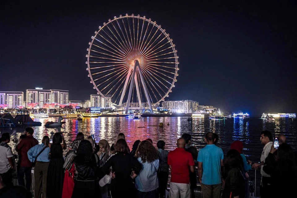 Pengunjung menyaksikan roda ferris Ain Dubai di Pulau Bluewaters berdekatan Dubai Marina di Dubai pada 13 Disember 2024.