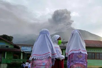 BAHAYAKAN PENDUDUK: Gunung berapi Marapi setinggi 2,891 meter yang meletus memuntahkan abu 3,000 meter ke langit sehingga menghujani sekitar kawasan kampung di wilayah Sumatera Barat, Indonesia pada 3 Disember.  