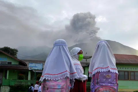 BAHAYAKAN PENDUDUK: Gunung berapi Marapi setinggi 2,891 meter yang meletus memuntahkan abu 3,000 meter ke langit sehingga menghujani sekitar kawasan kampung di wilayah Sumatera Barat, Indonesia pada 3 Disember.  
