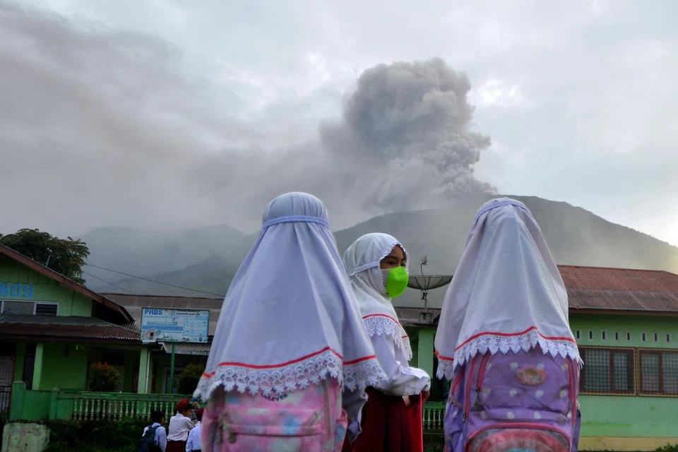 BAHAYAKAN PENDUDUK: Gunung berapi Marapi setinggi 2,891 meter yang meletus memuntahkan abu 3,000 meter ke langit sehingga menghujani sekitar kawasan kampung di wilayah Sumatera Barat, Indonesia pada 3 Disember.  