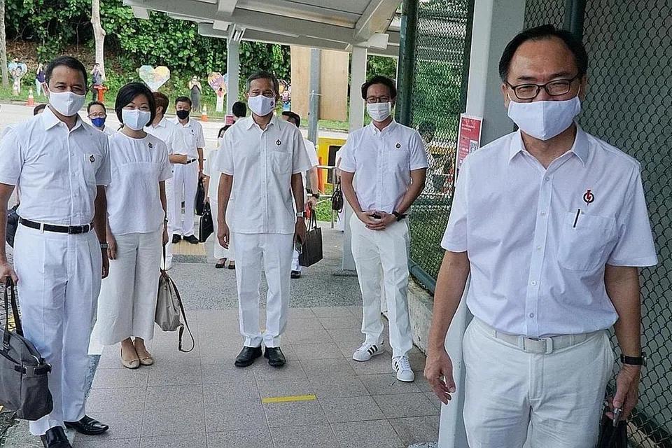 PERTARUNGAN DUA VETERAN: Calon PAP, Encik Liang Eng Hwa (atas), dan calon SDP, Dr Paul Tambyah, kembali menjadi pesaing di kawasan undi perseorangan Bukit Panjang. Lima tahun lalu, mereka bersaing di GRC Holland-Bukit Timah. - Foto BH oleh KHALID BABA/MARK CHEONG