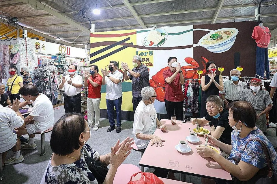 MULAKAN TUGAS: (Dua dari kiri) Anggota Parlimen (AP) GRC Bishan-Toa Payoh - Encik Chong, Encik Saktiandi, Dr Ng dan Encik Chee - bersama AP SMC Marymount Cik Gan bertemu penduduk di Blok 210 Lorong 8 Toa Payoh semasa lawatan pasar pagi semalam. - Foto LIANHE ZAOBAO