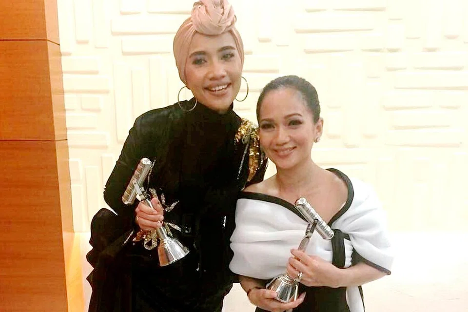 SUMBANGAN DALAM ARENA MUZIK SETEMPAT DAN LUAR NEGARA DIIKTIRAF: Datuk Sheila Majid (kanan) disampaikan dengan anugerah tertinggi, Anugerah Wirama, di atas sumbangannya selama 32 tahun dalam industri muzik manakala bintang Malaysia yang sudah mencipta nama di Amerika Syarikat, Yuna (kiri), disampaikan dengan Anugerah Kembara. - Foto MEDIA HIBURAN