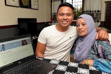 HUBUNGAN LEBIH RAPAT: Encik Zainal dan ibunya, Cik Rafi'ah, kini menghabiskan lebih banyak masa bersama. - Foto BM oleh KHALID BABA 