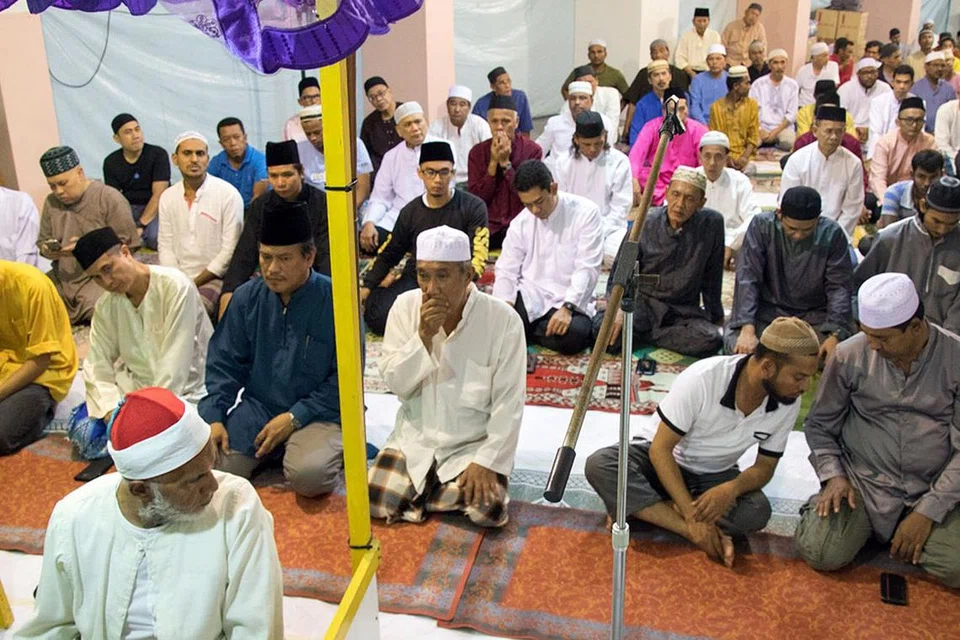 TERUS MENJADI TARIKAN JEMAAH: Lebih 200 jemaah hadir bagi menunaikan solat tarawih di kolong Blok 978 dan 979 Jurong West Street 93 setiap malam. - Foto 3LAYERSPHOTOGRAPHY