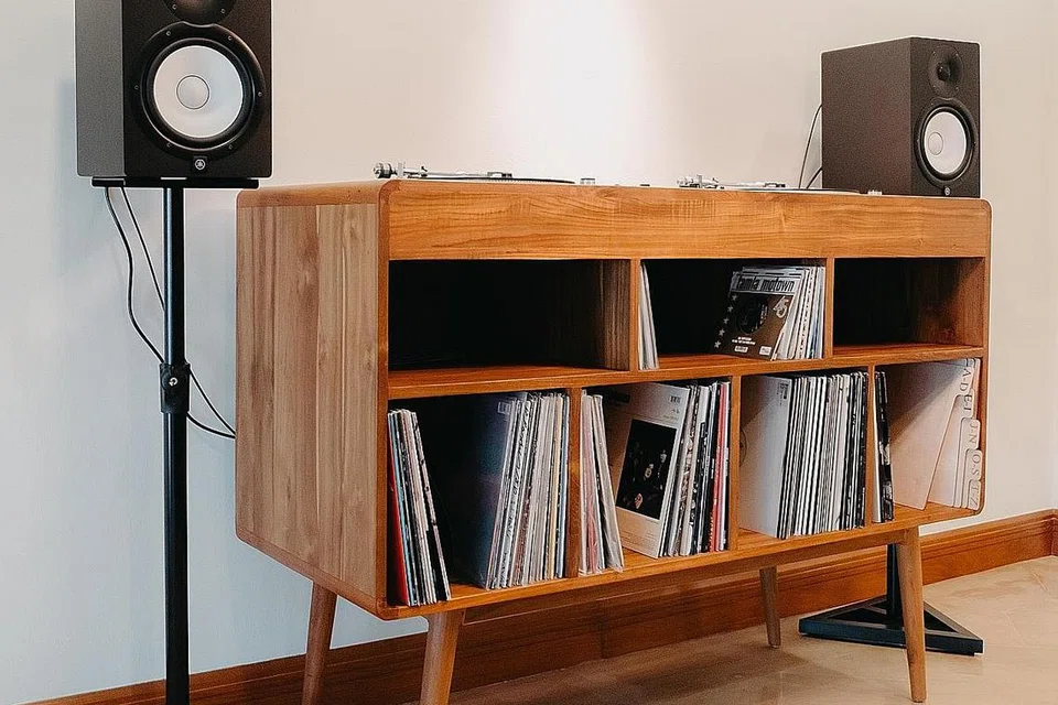 PUNYAI KEPERIBADIAN TERSENDIRI: Urban Salvation dikenali dengan kabinet piring hitam vinil, konsol TV dan perabot sampingan yang berharga $1,500 ke atas. Satu kelebihan perabot buatan tangan, kata Syed Ahmad adalah "ia menambah sedikit keperibadian tersendiri pada perabot dan ruang di rumah pemiliknya".