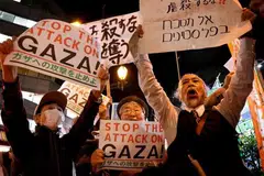 TUNJUK PERASAAN: Orang ramai di perhimpunan untuk menentang serangan Israel terhadap Gaza di Kedutaan Israel di Tokyo pada 16 Oktober lalu.