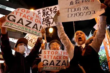 TUNJUK PERASAAN: Orang ramai di perhimpunan untuk menentang serangan Israel terhadap Gaza di Kedutaan Israel di Tokyo pada 16 Oktober lalu.