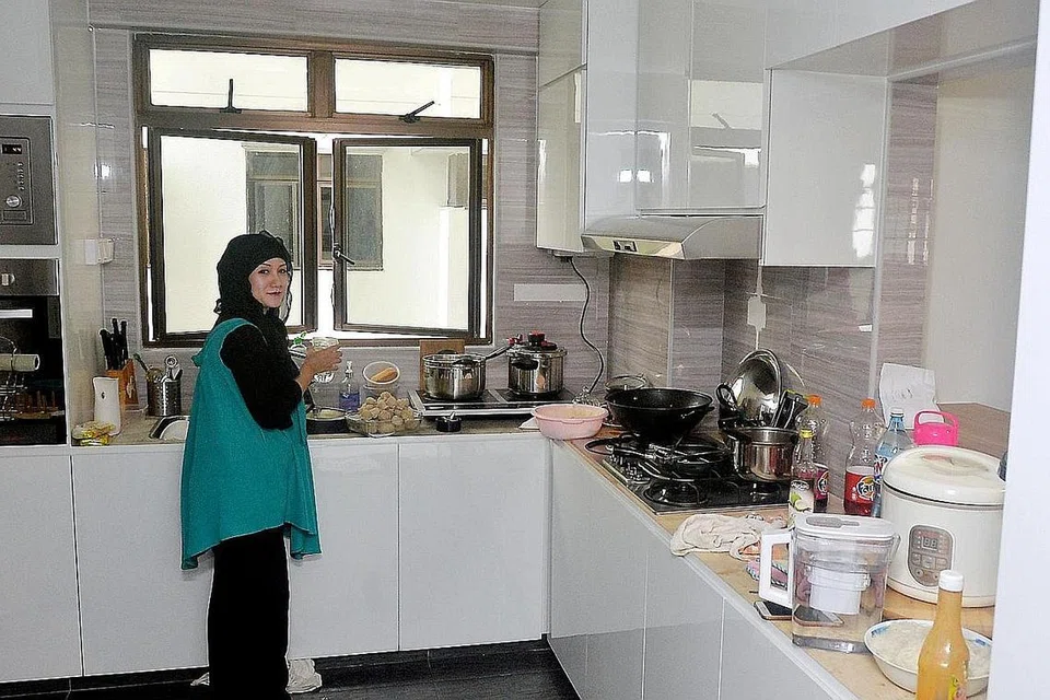 AKHIRNYA RUANG DAPUR ADA RUPA: Cik Stevanie gembira kerana ruang dapurnya hampir siap dengan kabinet, dapur gas dan penyedut asap serba baru hasil ihsan Courts Design Studio. - Foto KHALID BABA