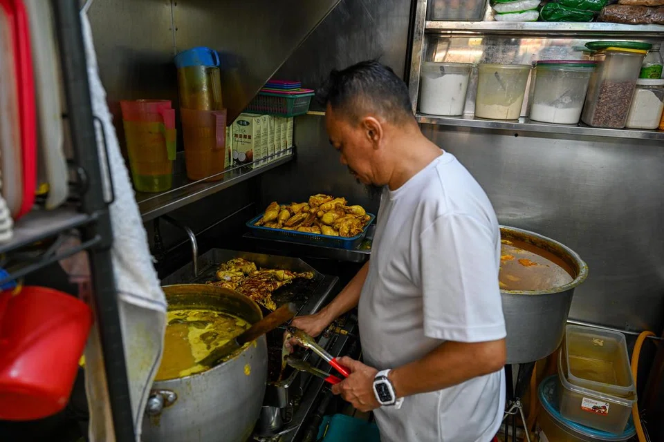 Pemilik gerai Pak Din Nasi Ayam Bakar, Encik Osman Sudin, 55 tahun, merancang berehat selama tiga bulan  setelah sekian lama berniaga.