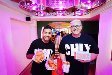 CAWANGAN BAHARU: Pengasas restoran Chix Hot Chicken, Taufik Batisah (kiri) bersama rakan niaga dan sahabat karibnya, Encik Ismail Rawi Bober, di cawangan kedua jenama itu di 64 Prinsep Street. Rakan niaga ketiga, Encik Shehzad Hussain, tiada dalam gambar.