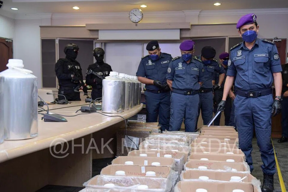 BAHAYA DADAH: Timbalan Ketua Pengarah Jabatan Kastam Diraja Malaysia Penguatkuasaan/Pematuhan), Datuk Sazali Mohamad, menunjukkan dadah jenis fentanyl bernilai RM44.4 juta yang dirampas pada 9 Disember di Kompleks Kargo Udara Lapangan Terbang Antarabangsa Kuala Lumpur (KLIA).