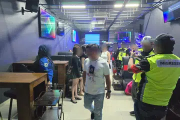 Jabatan Imigresen Malaysia (JIM) Negeri Johor dalam satu operasi penguatkuasaan di tiga pusat hiburan di Pontian.