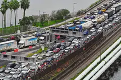 SESAK: ICA pastikan lebih 9 dalam 10 kaunter pelepasan kenderaan dikendalikan semasa tempoh sesak bulan lalu. - Foto fail