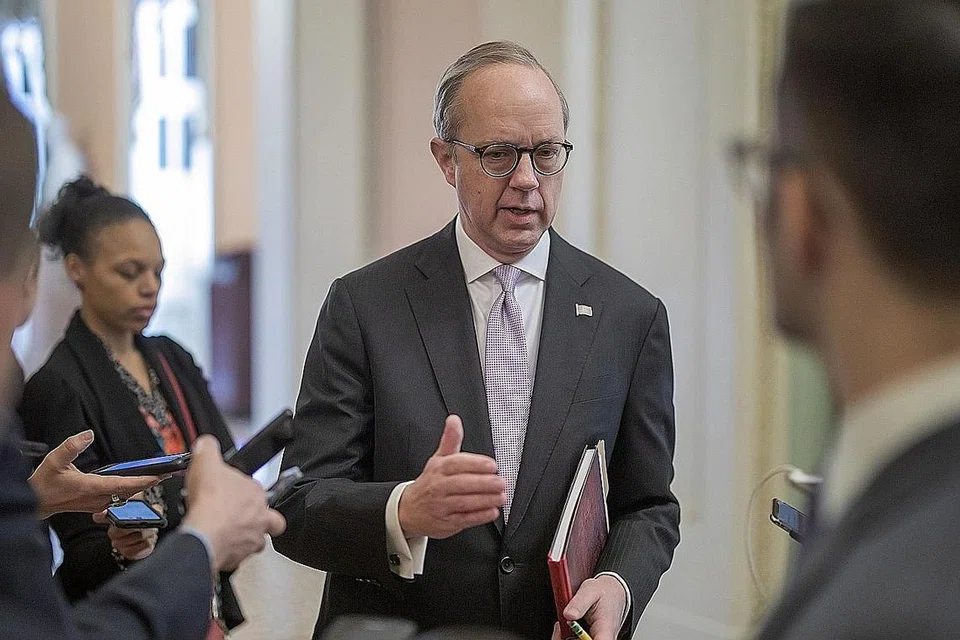 KONGSI BERITA GEMBIRA: Pengarah Ehwal Perundangan Rumah Putih Eric Ueland bercakap kepada pemberita selepas meninggalkan pejabat pemimpin majoriti Senat Mitch McConnell setelah mencapai kata sepakat. - Foto EPA-EFE