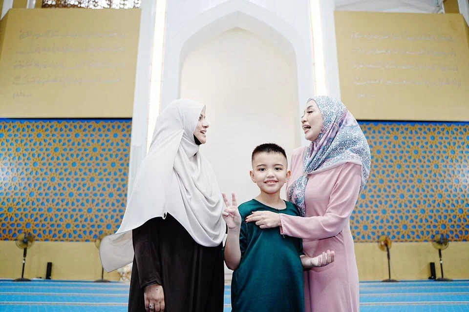 Ustazah Shameem (kiri) menegaskan bahawa masjid harus menjadi ruang mesra dan inklusif untuk semua lapisan masyarakat, termasuk kanak-kanak berkeperluan khas.