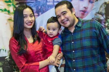 SI COMEL PEMIKAT JIWA: Pemenang Anugerah Si Cilik MeleTOP, Arif Jiwa Asyraf (tengah) yang ditemani ibunya, Tya Arifin dan bapanya, Muhammad Asyraf Khalid, mendapat kunjungan ramai peminat di acara CelebFest. - Foto BH oleh ZALEHA ABDUL KADER