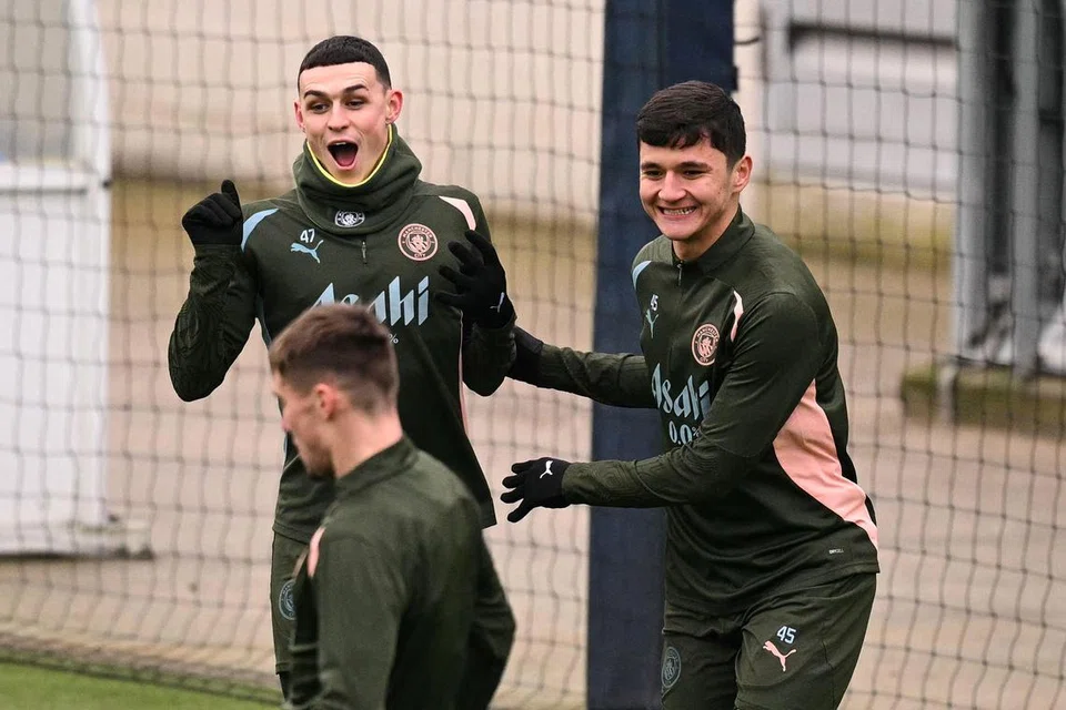Abdukodir Khusanov (kanan) dan pemain Manchester City Phil Foden sewaktu latihan di Manchester pada 21 Januari 