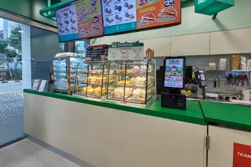Foodbar, konsep kaunter makanan panas baru yang diperkenalkan 7-Eleven di 16 cawangannya di seluruh Singapura, menawarkan pelbagai hidangan termasuk nasi, pasta dan mi yang boleh disesuaikan mengikut cita rasa pelanggan, dengan harga bermula $4.50.