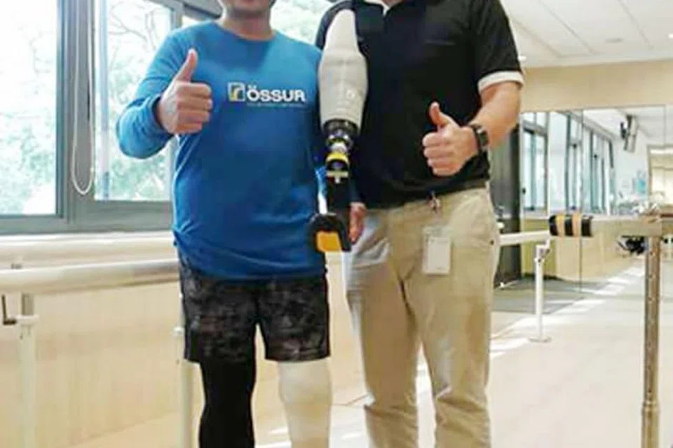 'KAKI BARU': Shariff menunjukkan kaki prostetik barunya yang disiapkan oleh Ketua Pakar Prostetik/Orthotik di Hospital Tan Tock Seng, Trevor Binedell.