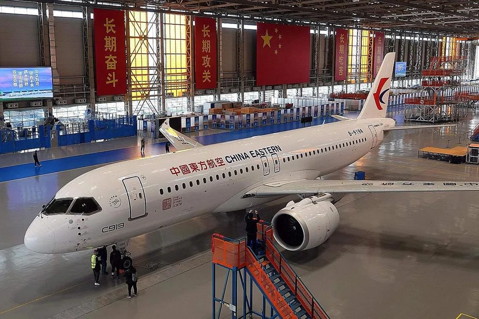 MODEL PERTAMA: Pesawat komersial C919 dijangka membuat debut komersialnya awal tahun depan. - Foto AFP