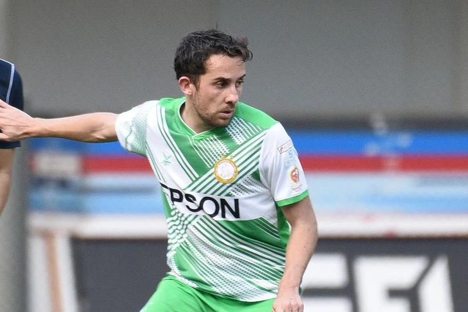 DIHARAP MENYERLAH: Vincent Bezecourt (atas), yang berpengalaman bermain di Amerika dan Eropah, diharap memperkukuh midfield Geylang International. Di barisan depan, Geylang mendapatkan Sime Zuzul, sementara Takahiro Tezuka menyertai bahagian midfield. - Foto GEYLANG INTERNATIONAL