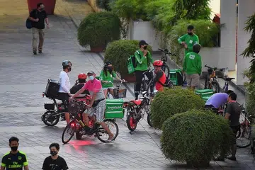 PERMINTAAN MENINGKAT: Setelah pemerintah umumkan aturan selamat Covid-19 lebih ketat hingga 13 Jun ini, permintaan bagi penghantaran makanan telah meningkat. - Foto fail