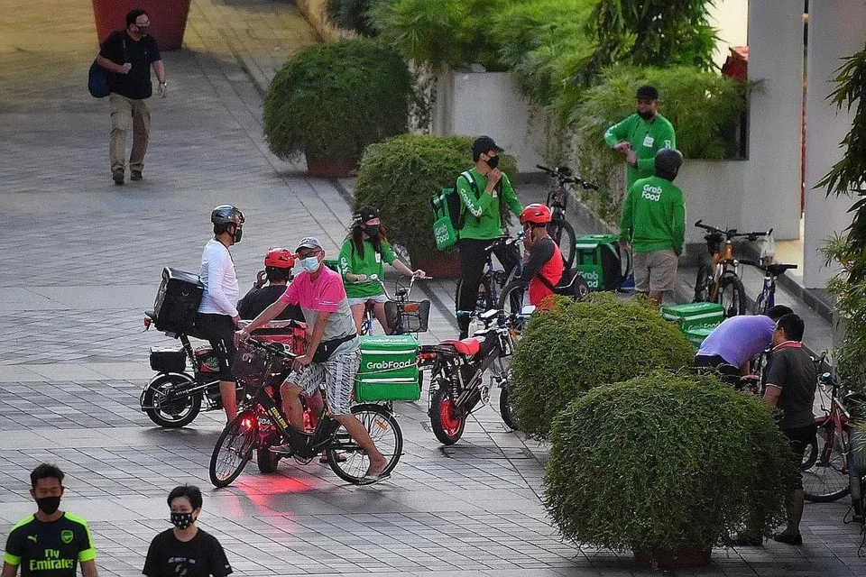 PERMINTAAN MENINGKAT: Setelah pemerintah umumkan aturan selamat Covid-19 lebih ketat hingga 13 Jun ini, permintaan bagi penghantaran makanan telah meningkat. - Foto fail