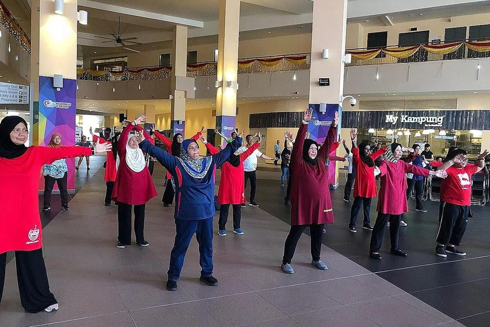 ZUMBA RAMAI-RAMAI: Para peserta melibatkan diri dalam kegiatan zumba setelah kegiatan berjalan pantas di Heartbeat@Bedok kelmarin. - Foto HPB 