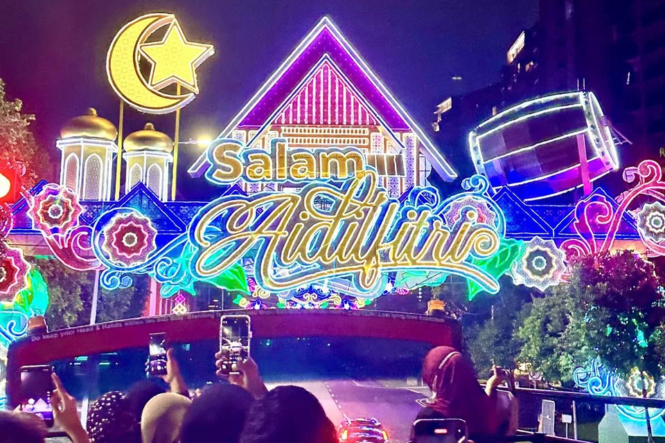 Kawasan sekitar Geylang Serai bermandikan hiasan lampu bercahaya dan berwarna-warni.