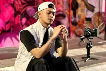Penyanyi asal Pahang, Akid Aly, 25 tahun, melancarkan lagu rap terkini dan single pertama berjudul, ‘Apa Ada Hal’, yang mengisahkan tentang pengalaman peribadi bersama seorang rakan yang kosong isi perbualannya.