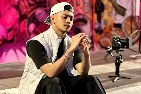 Penyanyi asal Pahang, Akid Aly, 25 tahun, melancarkan lagu rap terkini dan single pertama berjudul, ‘Apa Ada Hal’, yang mengisahkan tentang pengalaman peribadi bersama seorang rakan yang kosong isi perbualannya.