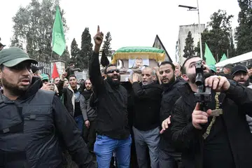 BIMBANG PERTEMPURAN MELUAS: Para penduduk mengiringi pengebumian timbalan pemimpin Hamas, Encik Saleh al-Arouri, yang terbunuh dalam serangan dron, untuk dikebumikan di Beirut pada 4 Januari. Pembunuhan Encik Arouri dibimbangi petanda baru perang hampir tiga bulan itu merebak jauh ke luar Gaza.