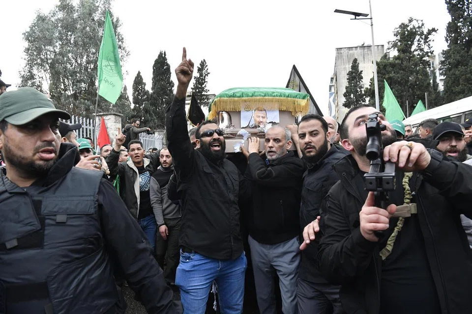 BIMBANG PERTEMPURAN MELUAS: Para penduduk mengiringi pengebumian timbalan pemimpin Hamas, Encik Saleh al-Arouri, yang terbunuh dalam serangan dron, untuk dikebumikan di Beirut pada 4 Januari. Pembunuhan Encik Arouri dibimbangi petanda baru perang hampir tiga bulan itu merebak jauh ke luar Gaza.