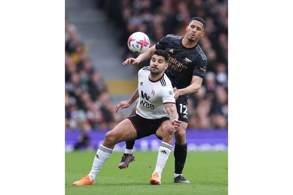 JADI HARAPAN: Aleksandar Mitrovic (depan) menjadi harapan Fulham dalam perlawanan PIala FA peringkat suku akhir menentang Manchester United pada pagi Isnin.