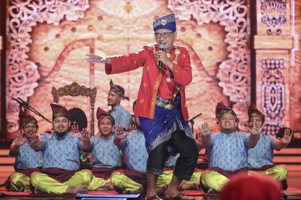 Dadali Dyrga (tengah) mengetepikan lagu balada romantis yang biasa didendangkan untuk menyanyikan irama dikir barat, ‘Dikir Rambong’ dengan loghat Kelantan yang diakui sukar dihafal.