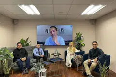BELAJAR AGAMA TAK KIRA USIA: Sesi Facebook Live Berita Harian semalam menampilkan (dari kiri) Ustaz Lokman Hakim Hasan, Encik Azhairul dan penyanyi Sufi Rashid (foto dalam talian). Ia dihoskan Cik Shahida Sarhid dan Ustaz Muhammad Fadhly Rosli. - Foto BH oleh SITI AISHAH NORDIN