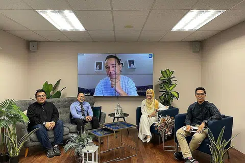 BELAJAR AGAMA TAK KIRA USIA: Sesi Facebook Live Berita Harian semalam menampilkan (dari kiri) Ustaz Lokman Hakim Hasan, Encik Azhairul dan penyanyi Sufi Rashid (foto dalam talian). Ia dihoskan Cik Shahida Sarhid dan Ustaz Muhammad Fadhly Rosli. - Foto BH oleh SITI AISHAH NORDIN