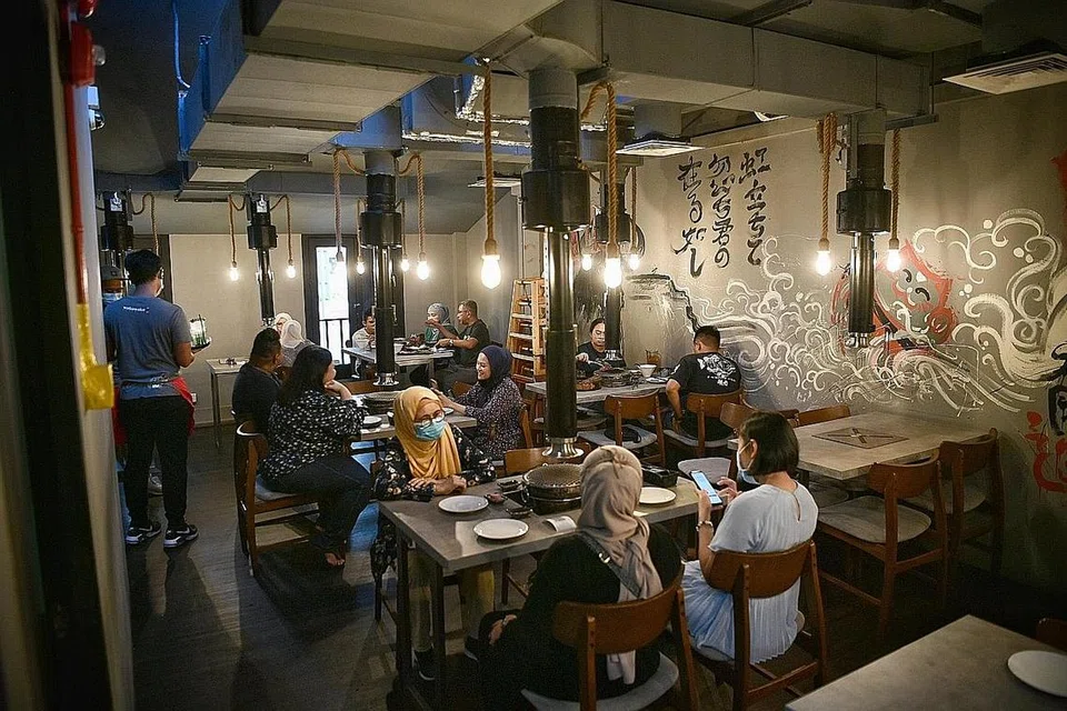 PANGKAH X: Tempat duduk di Restoran Waku Waku juga telah dikurangkan. Selepas restoran dibuka dalam fasa dua, bagi menjaga jarak selamat antara meja, mereka telah menampal pangkah 'X' di tempat-tempat duduk tertentu. Pelanggan tidak dibenarkan duduk di tempat-tempat yang dipangkah. - Foto BH oleh ARIFFIN JAMAR 