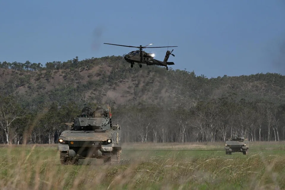 Dua kenderaan infantri tempur Bionix bergerak bersama helikopter Apache AH-64D untuk membentuk formasi bagi operasi darat-udara bersepadu menggunakan Sistem Tembakan Hidup Berperisai (ALFS) di Kawasan Latihan Shoalwater Bay (SWBTA), Queensland, Australia, semasa Latihan Wallaby (XWB) pada 27 Oktober. Anggota Kerahan Perkhidmatan Negara (NSMen), Koperal (CPL) Mohammad Hafiz Mohammad Marzuki, merupakan antara anggota Batalion ke-408, Rejimen Berperisai Singapura (408 SAR) yang menyertai latihan tersebut. 408 SAR merupakan batalion berperisai NS pertama yang menjalani latihan tembakan hidup menggunakan ALFS di XWB.