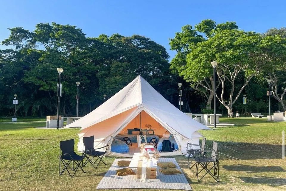 ‘Glamping’ ialah kegiatan berkhemah dalam keadaan yang mewah kerana ia menyediakan barangan seperti  tilam empuk, dan hiasan dalaman yang estetik, untuk memastikan penggunanya kekal selesa di tengah-tengah alam semula jadi. 