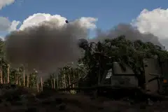 Foto fail menunjukkan askar Ukraine melepaskan bedilan dari meriam Howitzer, buatan Amerika Syarikat, ke arah tentera Russia di wilayah Kharkiv di Ukraine pada 19 Julai 2023.
