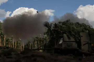 Foto fail menunjukkan askar Ukraine melepaskan bedilan dari meriam Howitzer, buatan Amerika Syarikat, ke arah tentera Russia di wilayah Kharkiv di Ukraine pada 19 Julai 2023.
