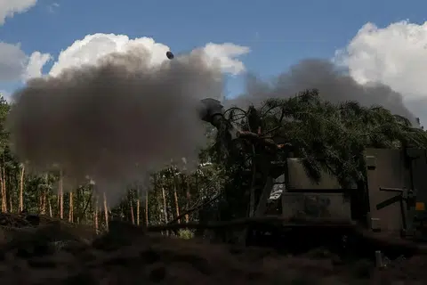 Foto fail menunjukkan askar Ukraine melepaskan bedilan dari meriam Howitzer, buatan Amerika Syarikat, ke arah tentera Russia di wilayah Kharkiv di Ukraine pada 19 Julai 2023.