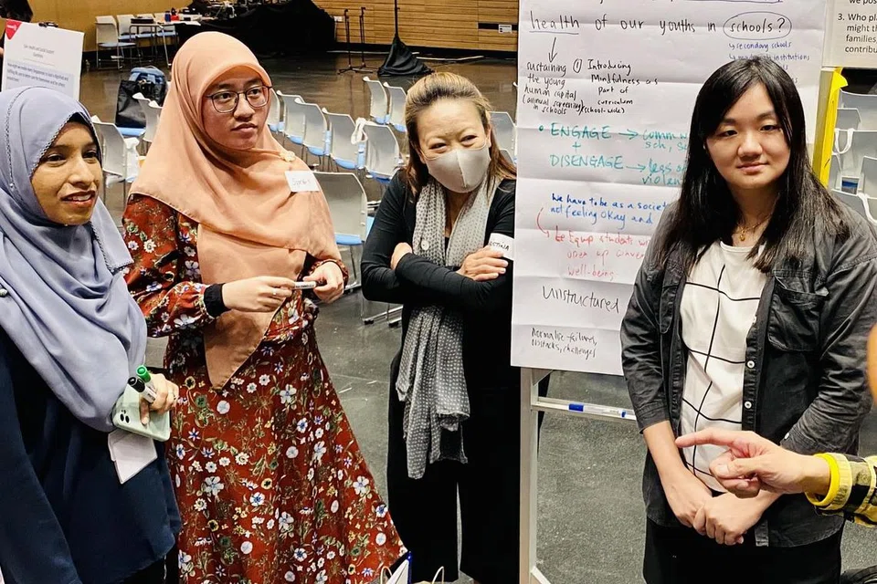 BELIA MASA DEPAN: Cik Syarah Ali Imran (dua dari kiri), 24 tahun, mengemukakan saranan mengenai bagaimana kesihatan mental boleh ditangani dalam kalangan anak muda di sekolah di sesi dialog kelmarin. - Foto BH oleh RABIATUL ADAWIYA BINHAN