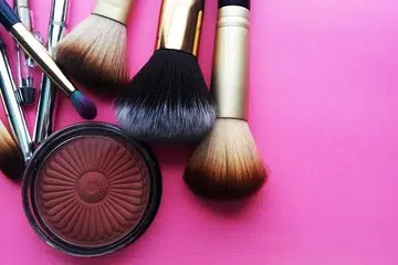Gaya ‘anti-blush’ mengutamakan ton warna merah jambu neutral atau salmon-nude, berbanding merah muda terang, merah jambu jingga ‘coral’, ataupun warna-warna dengan tahap kepekatan yang tinggi.