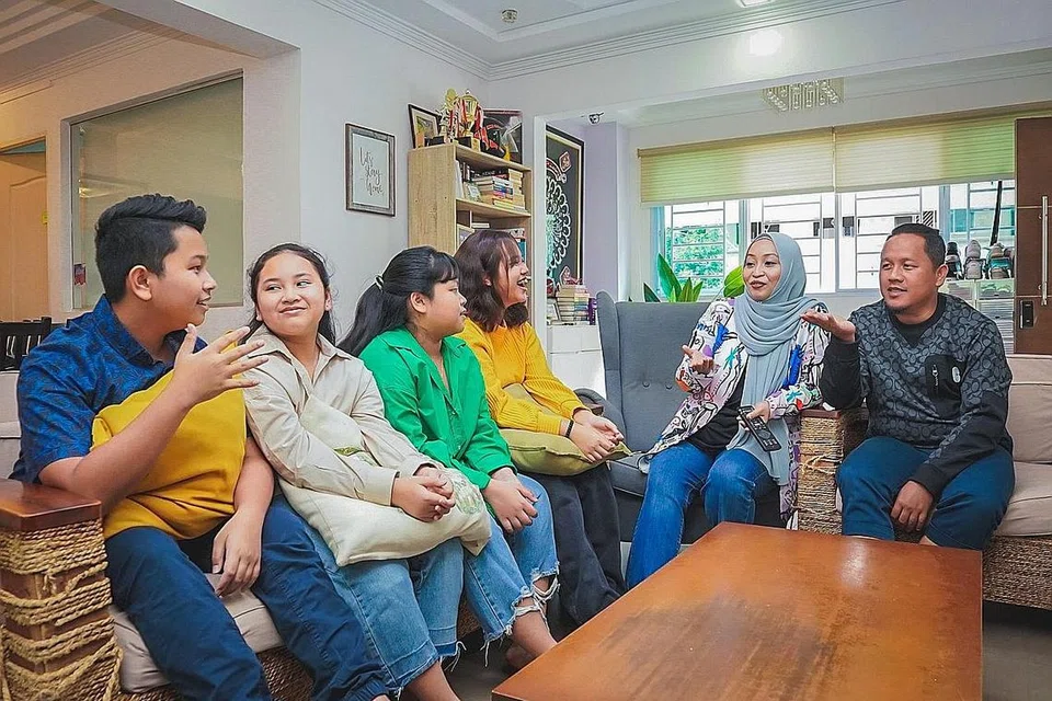 BERSIKAP TERBUKA: Cik Nurashikin (dua dari kanan) dan suami, Encik Mohd Harisman (kanan), sama-sama berbincang tentang pendidikan seks dengan anak mereka (dari kiri) Ryan Ilhan, 16 tahun; Elisya Batrisyia, 13 tahun; Keisya Batrisyia, 12 tahun dan Marsya Batrisyia, 17 tahun. - Foto BH oleh NUR DIYANA TAHA
