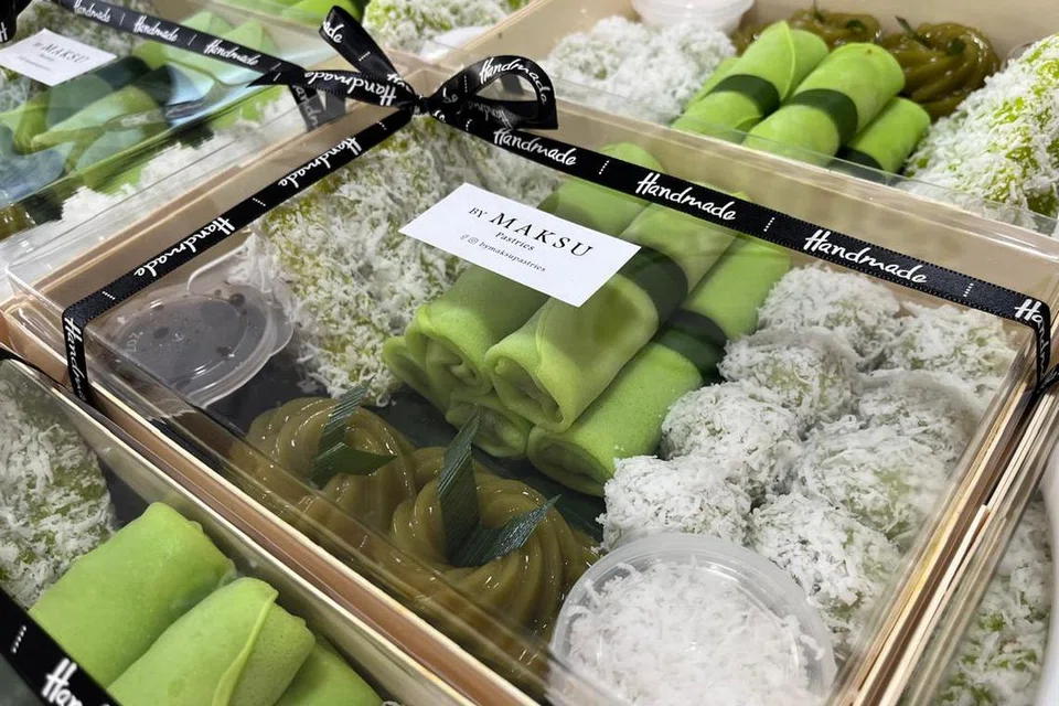 Kombo kuih tradisi Melayu dijual Cik Siti Masitah Awang Kechik, atau lebih selesa dipanggil Maksu, di Selangor, bukan sahaja enak, malah menarik dengan susun atur kuih yang kemas berhias dalam pembungkusan eksklusif dan tampak mahal.