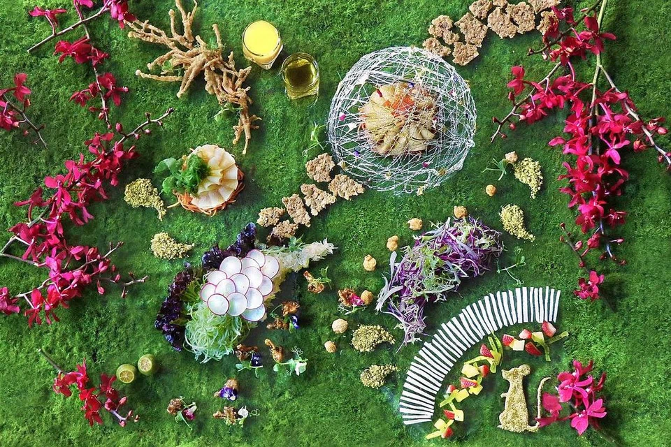 YU SHENG UNIK: Set 'Yu Sheng' Wonderland Prosperity yang direka khas oleh cef Carousel di Hotel Royal Plaza on Scotts menampilkan bahan unik yang biasanya tidak didapati dalam hidagan tradisional itu. - Foto ROYAL PLAZA ON SCOTTS